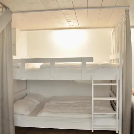 Modern Family In Center Интерлакен