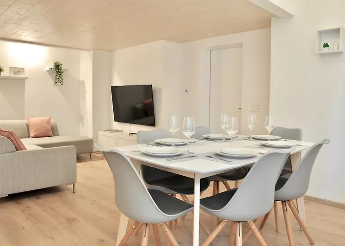 Modern Family In Center *