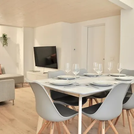 Modern Family In Center *